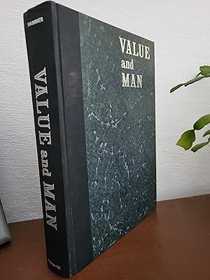 Imagen del vendedor de Value and Man; Readings in Philosophy a la venta por Losaw Service