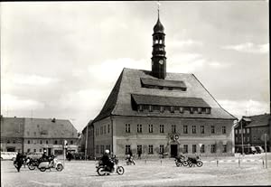 Bild des Verkufers fr Ansichtskarte / Postkarte Neustadt in Sachsen, Rathaus, Motorrder zum Verkauf von akpool GmbH