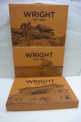 Seller image for Frank Lloyd Wright. Complete Works. (3 Bnde = vollstndig) Volume I: 1885 - 1916; Volume II: 1917 - 1942; Volume III: 1943 - 1959; Text dt., engl. und franz.; Literaturangaben; Frank Lloyd Wright (1867?1959) gilt als bedeutendster amerikanischer Architekt aller Zeiten. Sein bis heute einflussreiches Werk hat die Moderne praktisch eingelutet. Dem epochalen ?uvre widmet TASCHEN eine dreibndige Monographie, die smtliche seiner rund 1.100 realisierten und unrealisierten Entwrfe behandelt. Die in Zusammenarbeit mit den Frank Lloyd Wright Archives in Taliesin, Arizona entstandene Gesamtdarstellung lsst keine Mglichkeit ungenutzt, um Wrights Leben und Werk zu erforschen und zu wrdigen. Smtliche Phasen seiner beruflichen Laufbahn werden sorgfltig beschrieben und illustriert ? von den frhen Prairie Houses (beispielhaft vertreten durch das Robie House) ber die Usonia-Huser und progressive ?living architecture?-Huser bis zu spten Projekten wie dem spiralfrmigen Guggenheim Museum i for sale by Antiquariat Wilder - Preise inkl. MwSt.