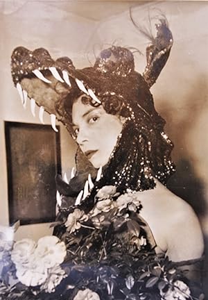 Photographie originale représentant Leonor Fini coiffée d'une tête de crocodile