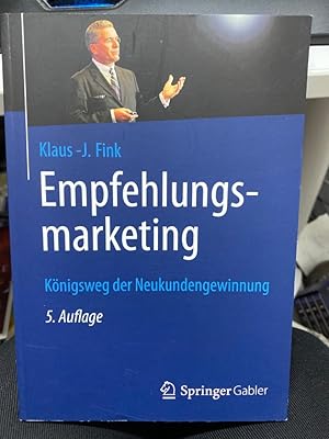 Bild des Verkufers fr Empfehlungsmarketing : Knigsweg der Neukundengewinnung. Eine qualifizierte Empfehlung ist die effektivste Form der Neukundengewinnung.  Empfehlungsmarketing" zeigt, wie man die Empfehlungsfrage stellt und den richtigen Zeitpunkt dafr findet. Der Leser erfhrt auch, wie er persnliche Hemmnisse berwinden, auf Kundenwiderstnde reagieren und eine Empfehlung in Termine verwandeln kann. Mit zahlreichen Formulierungsbeispielen zum Einstieg in die Empfehlungsfrage und zum Ausbau der Empfehlungskette. Die zentralen Erfolgsfaktoren fr professionelles Empfehlungsmarketing werden am Ende noch einmal in einer bersicht von A bis Z zusammengefasst. Ein leicht verstndlicher Ratgeber mit hohem Gebrauchswert - mit hilfreichen Tipps und Checklisten. Neu in der 5. Auflage: Empfehlungsmarketing contra Social Media.  Empfehlungsmarketing ist die effektivste Form der Neukundengewinnung. Wie Empfehlungen erreicht werden, wird in diesem Buch praxisnah und sehr ausfhrlich beschrieben. [.] Dieser leicht zum Verkauf von bookmarathon