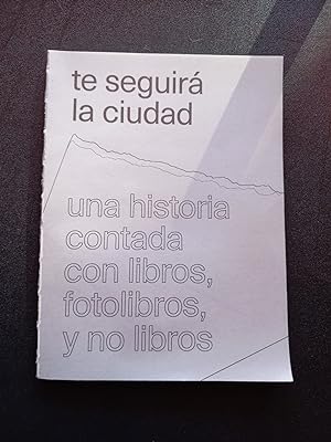 Seller image for Te seguir la ciudad. Una historia contada con libros, fotolibros, y no libros for sale by Vrtigo Libros