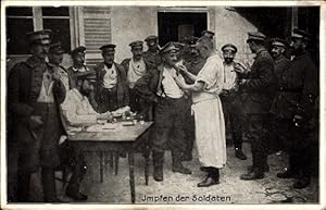 Bild des Verkufers fr Ansichtskarte / Postkarte Deutsche Soldaten in Uniformen, Impfen der Soldaten, I WK zum Verkauf von akpool GmbH