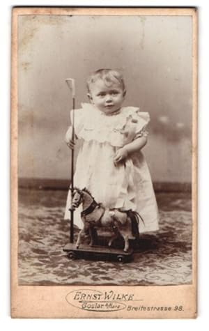 Bild des Verkufers fr Fotografie Ernst Wilke, Goslar / Harz, Breitestr. 98, kleines Mdchen im weissen Kleid mit Spielzeug-Pferd zum Verkauf von Bartko-Reher