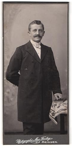 Bild des Verkufers fr Fotografie Max Freitag, Meissen, Rote Stufen 3, Eelgant gekleideter Herr mit Schnauzbart zum Verkauf von Bartko-Reher