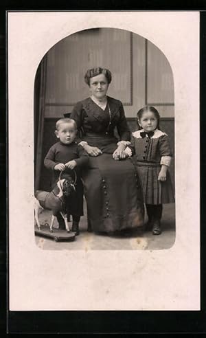 Ansichtskarte Mutter mit Kindern und Schaukelpferd