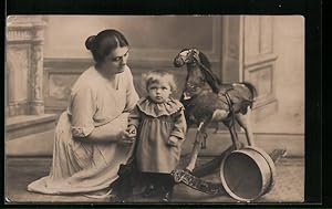Foto-Ansichtskarte Mutter und Tochter mit einem Schaukelpferd