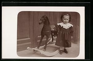 Foto-Ansichtskarte Kleines Mädchen mit einem Schaukelpferd