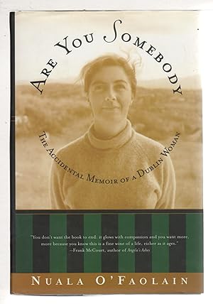 Imagen del vendedor de ARE YOU SOMEBODY: The Accidental Memoir of a Dublin Woman. a la venta por Bookfever, IOBA  (Volk & Iiams)