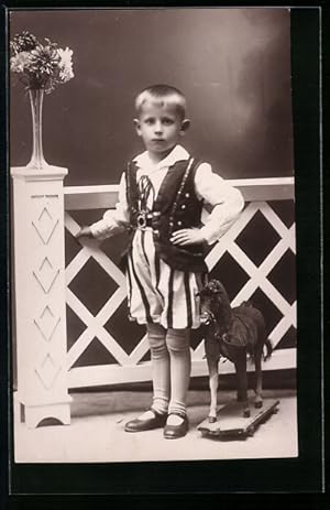 Foto-Ansichtskarte Kleiner Junge neben einem Schaukelpferd