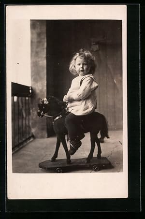 Foto-Ansichtskarte Kleines Mädchen auf einem Schaukelpferd