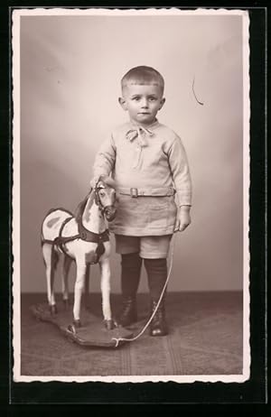 Foto-Ansichtskarte Bub mit seinem Rollpferd