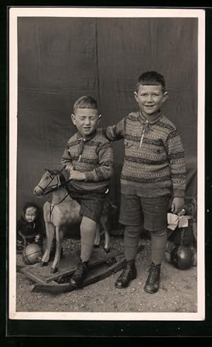 Foto-Ansichtskarte Zwei Brüder mit ihrem Schaukelpferd
