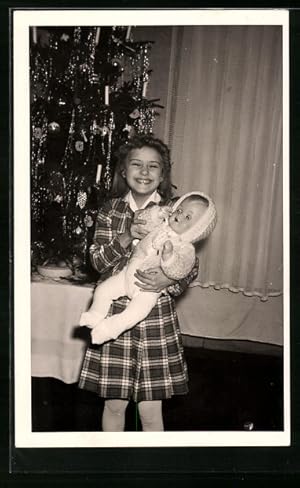 Bild des Verkufers fr Foto-Ansichtskarte Mdchen mit Puppe am Weihnachtsbaum zum Verkauf von Bartko-Reher