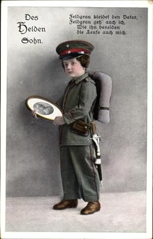 Ansichtskarte / Postkarte Kind in Militäruniform, Des Helden Sohn, Feldgrau kleidet den Vater.