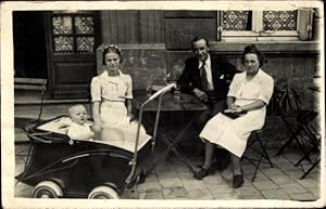 Foto Ansichtskarte / Postkarte Familie vor einem Gasthaus, Baby im Kinderwagen, Usine Lefort