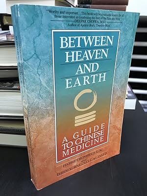 Seller image for Between Heaven and Earth: A Guide to Chinese Medicine for sale by THE PRINTED GARDEN, ABA, MPIBA