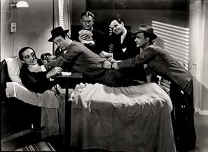 Bild des Verkufers fr Foto Filmszene "Abbott und Costello auf Glatteis", USA 1943, Sheldon Leonard, Marc Lawrence u.a. zum Verkauf von akpool GmbH
