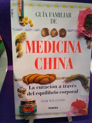 Imagen del vendedor de Gua familiar de medicina china: La curacin a travs del equilibrio corporal a la venta por Librera LiberActio