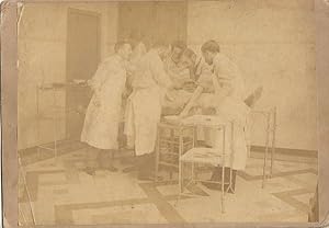 Photographie médicale: médecins autour d'un patient opéré. Circa 1880