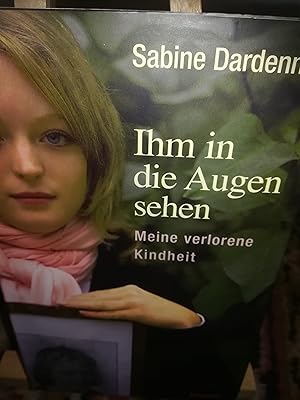 Image du vendeur pour Ihm in die Augen sehen, Meine verlorene Kindheit mis en vente par Verlag Robert Richter