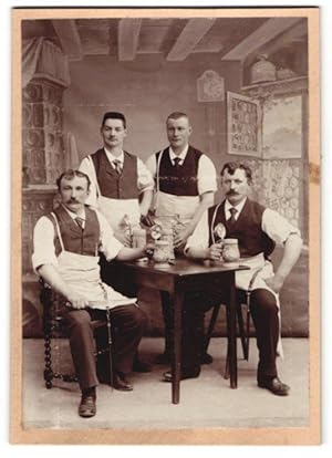 Bild des Verkufers fr Fotografie Fleischer / Metzger - Gesellen mit Messer, Wetzstahl beim Trinkgelage zum Verkauf von Bartko-Reher