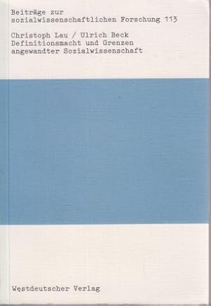 Imagen del vendedor de Definitionsmacht und Grenzen angewandter Sozialwissenschaft : eine Untersuchung am Beispiel der Bildungs- und Arbeitsmarktforschung. Christoph Lau ; Ulrich Beck. Unter Mitarb. von Hermann Dressen u. Jrgen Zimmermann / Beitrge zur sozialwissenschaftlichen Forschung ; Bd. 113 a la venta por Fundus-Online GbR Borkert Schwarz Zerfa