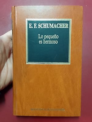 Imagen del vendedor de Lo pequeo es hermoso a la venta por Librera Eleutheria