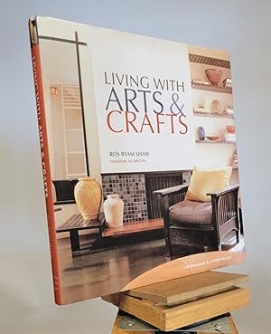 Immagine del venditore per Living With Arts & Crafts venduto da Henniker Book Farm and Gifts
