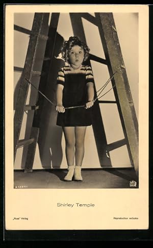 Bild des Verkufers fr Ansichtskarte Schauspielerin Shirley Temple frech unter einer Leiter zum Verkauf von Bartko-Reher