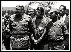 Seller image for Fotografie Wolfram Seeger, Kln, Ansicht Addis Abeba, Fidel Castro und der thiopische Prsident Mengistu Haile Mariam for sale by Bartko-Reher