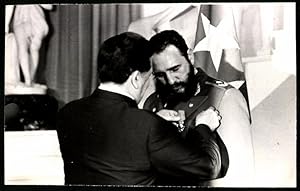 Fotografie Prensa Latina, Staatspräsident Fidel Castro bei einer Ordensverleihung