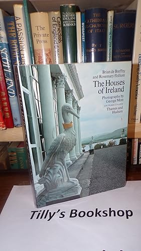 Bild des Verkufers fr The Houses of Ireland: Domestic Architecture from the Medieval Castle to the Edwardian Villa zum Verkauf von Tilly's Bookshop