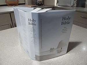 Bild des Verkufers fr HOLY BIBLE New Revised Standard Version. Cross reference edition. Contaning the Old & New Testament with the Apocryphal/ Deuterononical Books. Anglicized Edition. zum Verkauf von Haldon Books