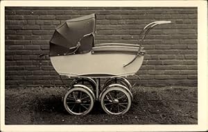 Foto Ansichtskarte / Postkarte Kinderwagen vor einer Backsteinmauer