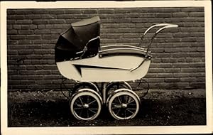 Foto Ansichtskarte / Postkarte Kinderwagen vor einer Backsteinmauer