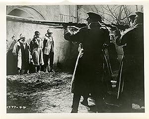 "HÔTEL IMPÉRIAL" Réalisé par Robert FLOREY en 1939 / Scène d'exécution / Photo originale PARAMOUN...