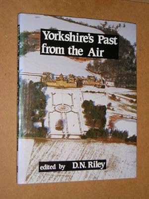 Immagine del venditore per Yorkshire's Past from the Air venduto da WeBuyBooks