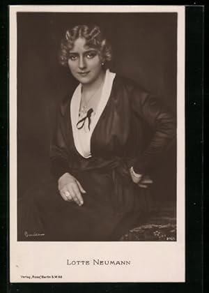 Ansichtskarte Schauspielerin Lotte Neumann mit Halskette posierend