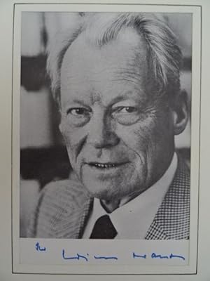 Willy Brandt. Signierter Fotodruck. Um 1970. 14 x 9,5 cm. Unter Passepartout montiert.