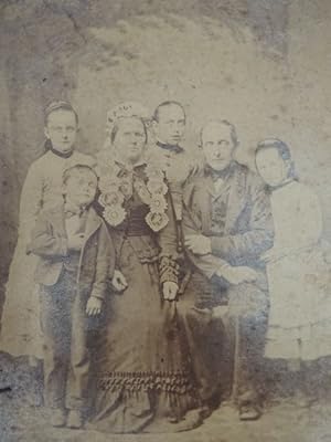 Familie Berend. Studiofotografie (Cabinet-Portrait) bei G. Renard, Kiel. Um 1880. Verso bezeichne...