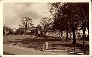 Ansichtskarte / Postkarte Norton Stockton on Tees Durham England, The Green, Passanten, Wohnhäuser