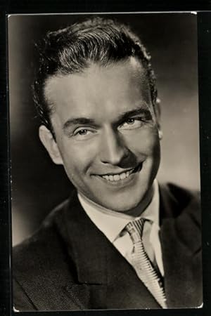 Ansichtskarte Schauspieler Horst Neumann mit einem charismatischen Lächeln