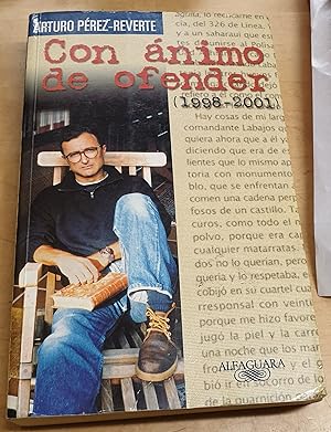 Imagen del vendedor de Con nimo de ofender (1998-2001). Prlogo y seleccin de Jos Luis Martn Nogales a la venta por Outlet Ex Libris