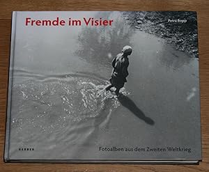 Imagen del vendedor de Fremde im Visier. Fotoalben aus dem Zweiten Weltkrieg. Begleitend zur Ausstellung. a la venta por Antiquariat Gallenberger