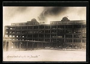 Foto-Ansichtskarte Berlin-Tempelhof, Brand der Sarotti-Schokoladen-Fabrik, Teilestrasse, 1922