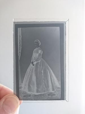 Original GlasNegativ im Format 9 x 6,2 cm - datiert auf 1851 - Frau in Kleid / Krinoline