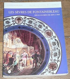 Bild des Verkufers fr Les Svres de Fontainebleau. Porcelaines, terres vernisses, maux, vitraux (pices entres de 1804  1904. zum Verkauf von Librairie du Came