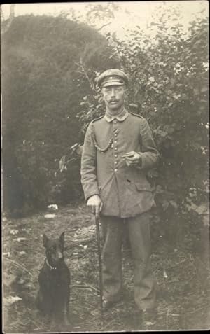 Foto Ansichtskarte / Postkarte Deutscher Soldat in Uniform, Portrait mit Hund, Kaiserzeit