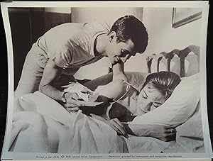 Image du vendeur pour On the Beach 8 x 10 Still 1959 Anthony Perkins, Donna Anderson mis en vente par AcornBooksNH